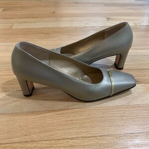 St John Pearlized Square Toe Low Pumps Made in Italy Leather Size 5.5 B